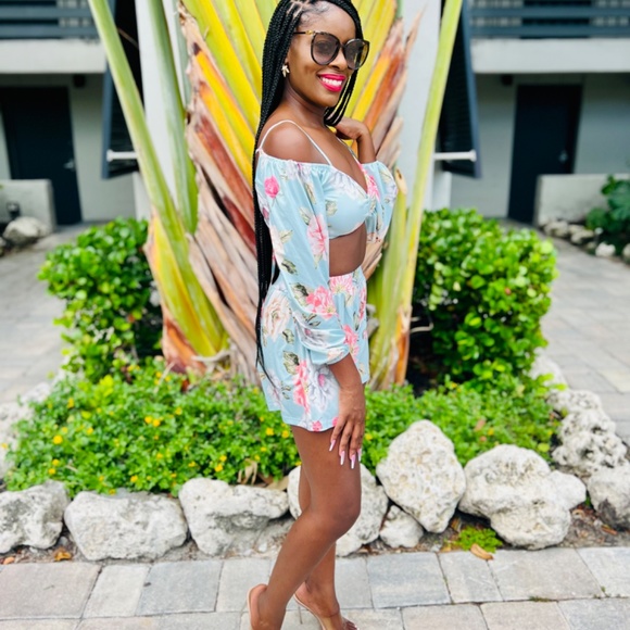 Tropical Lace-Up Backless Crop Top & Shorts Set - Picture 3 of 4